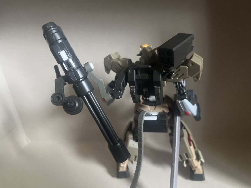 アピールする点としましては、まず腰部にはバックパックのミニガンと接続された弾倉をスカートに接着しています。　それとミニガンはサブアームによって前にせり出すようにすることも可能です。