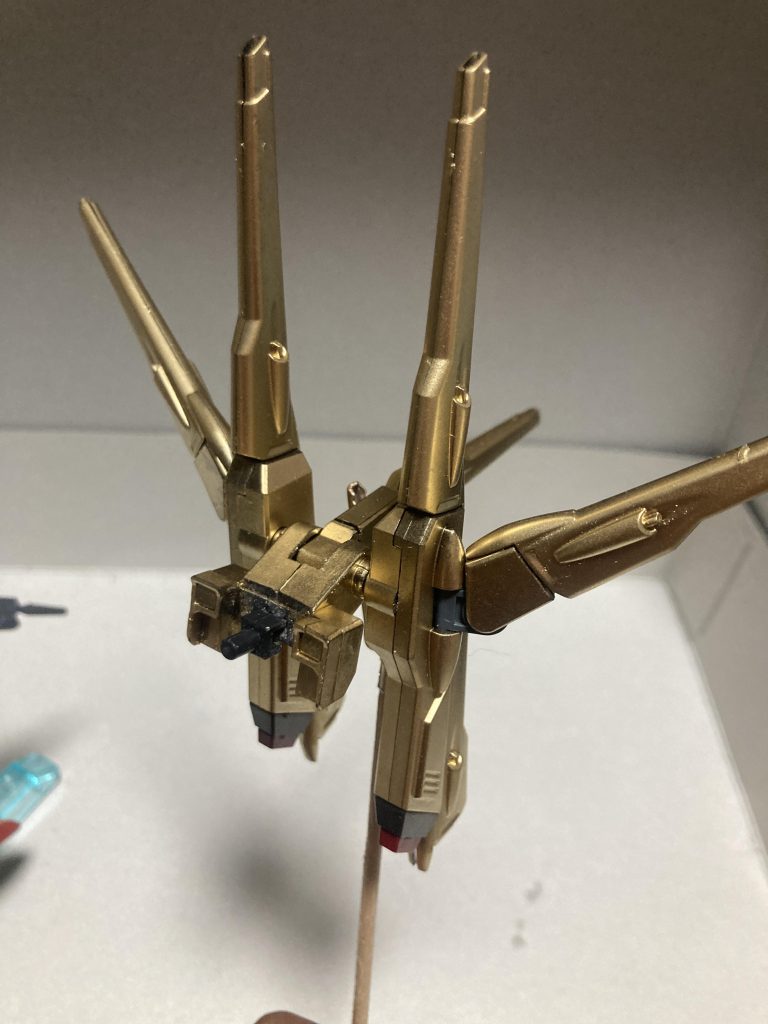 シラヌイパックは3ミリ軸ですがHGCEストライクの背中につけてもスカスカなので接続ピンを取り付けました。