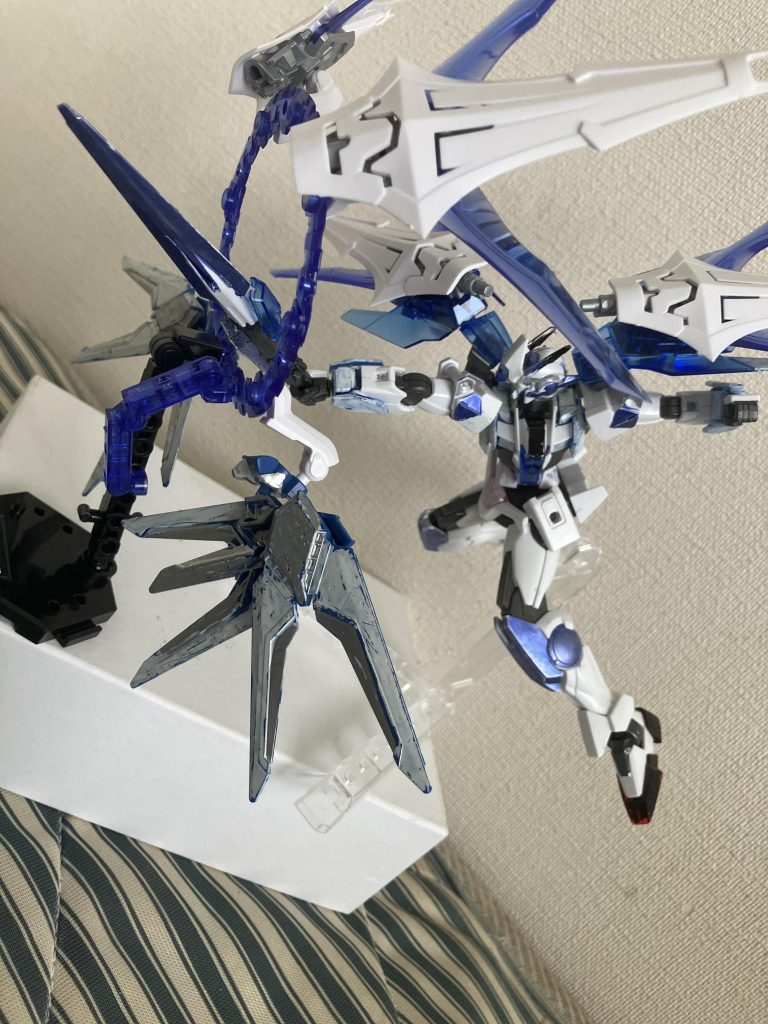 機体の性能としてはダブルオーと基本一緒GNビットは某ゲームのルシファーが四大天使を従えてるという設定から機体ビットは4機であるGNエナジーリンクサークルは、これも某ルシファーのハイエナジーサークルを元にしている、威力は言わずもがな、つまりそこらの雑魚は殲滅される羽目になる。しかし強い反面エネルギー消費が激しいため再び発動するにはエネルギーを充填しなければならないちなみにビットとサークルは合体可能であるGNアークソードはGNソードIIを剣重視武器となる、威力はGNソードIIを少し上回るが、ライフルモードが無くなったため、遠距離になると難しい、ちなみにGNアークエンジェリックビットと組み合わせればライザーとしても使える