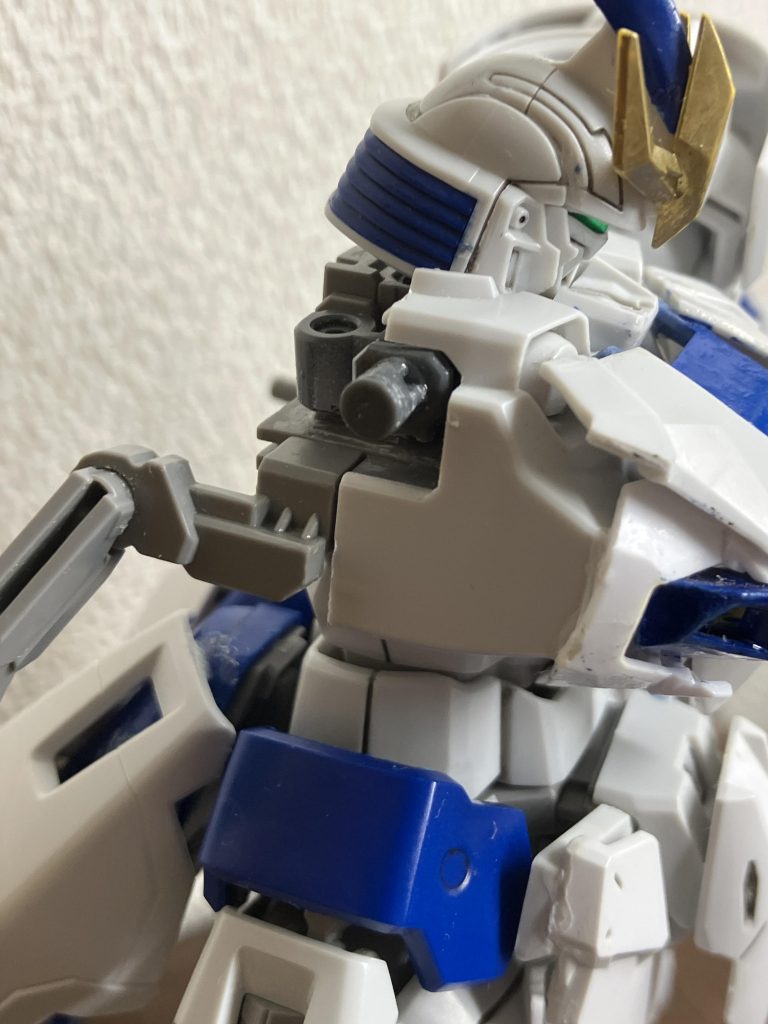 腕の接続軸なのですが、一部のパーツが脆く破損を何度かしてしまってトールギスを買いそのパーツを使い修復してましたがキリがないと思い使用してないMGエピオンのパーツを加工、移植し耐久面の改善に成功しました