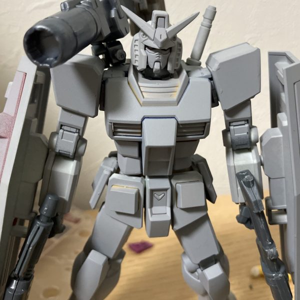 まだサーフェイサーを塗っただけですが、これから色塗っていきます。頭がガンダムなのはガンダムを見れば敵も逃げ出すという意味でガンダムの頭です。モチーフはガンダムEXです。