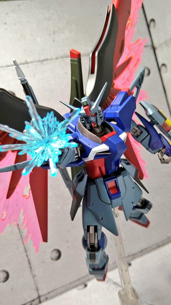  機体色のグレーは単なるモノトーンだと面白くないのでブルー系をちょい足し。青はちょっと暗めに調色、赤いとこは全部あずき色です。