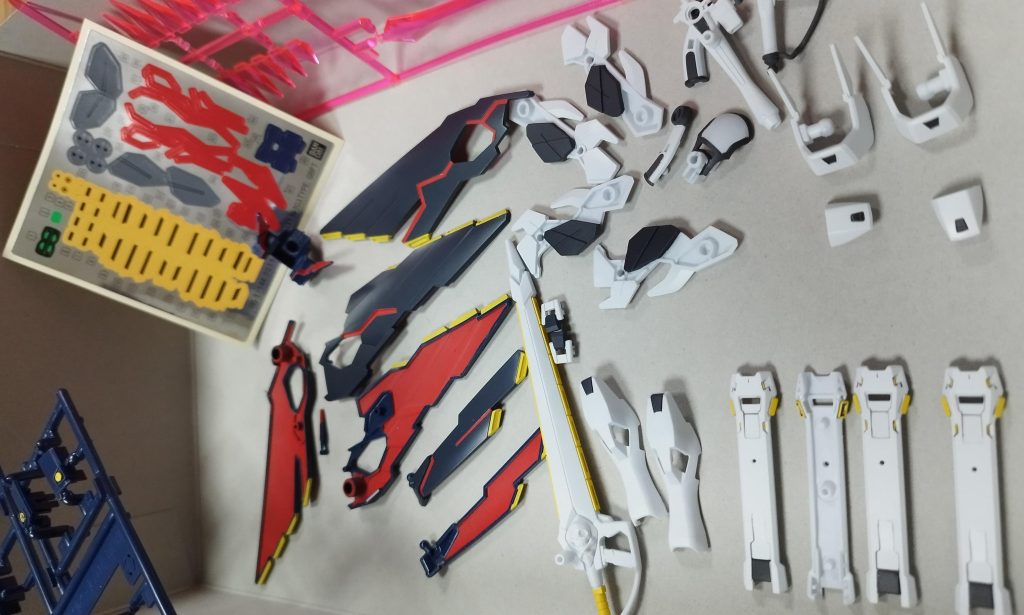 シールを使わずにマスキングとエアブラシと爪楊枝で塗り分け、墨入れ