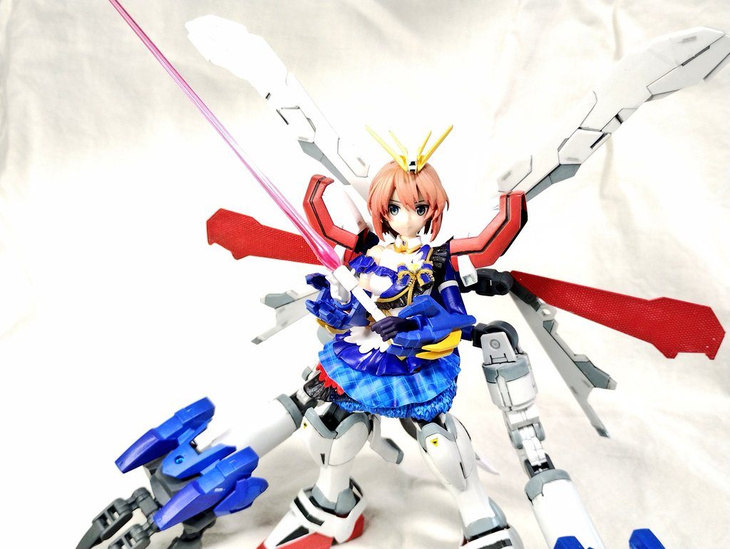 感情がなんかいい感じにハイになったとき(明鏡止水なんて境地には達していないため)ホムラはなんちゃっての「ハイパーモード」に突入します。ハイパーモード状態では、背面のバーニアが巨大な2対のクローに変形し、ホムラの動きや脳波をトレースしていい感じに殴ったる掴んだり引きちぎったりしてくれます! また、ゴッドガンダム同様にエネルギーフィールド発生装置(ハネ6枚が)展開し、挙動を大きくサポートしてくれます。