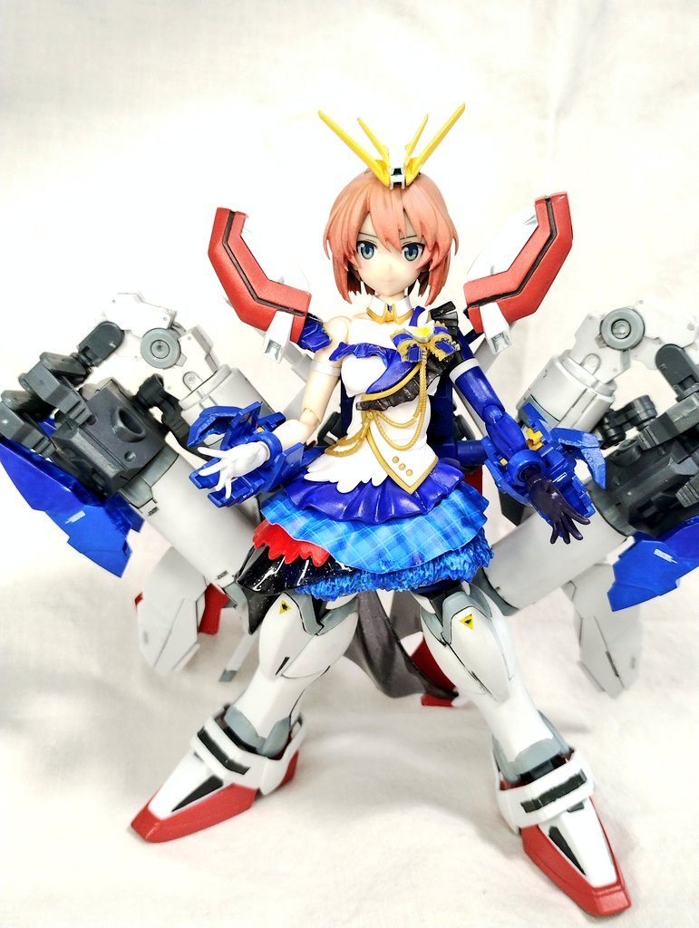 本来身軽なアイドル衣装ちっくな「コスモード」に、背面バーニアユニットを増設した携帯です。頭部アンテナ、肩アーマー、前腕カバー、太もも下半分から下…がHGFCゴッドガンダムを用い、あとは30MSリシェッタに30MSビヨンドザブルースカイを用いています。背面は、見立てでエネルギーフィールド発生装置(ハネ6枚)と、プロペラントタンクっぽい増槽/ブースターがド派手な感じに盛れました! 背面ユニットは、ガオファイガーっぽいシルエットを意識しています。