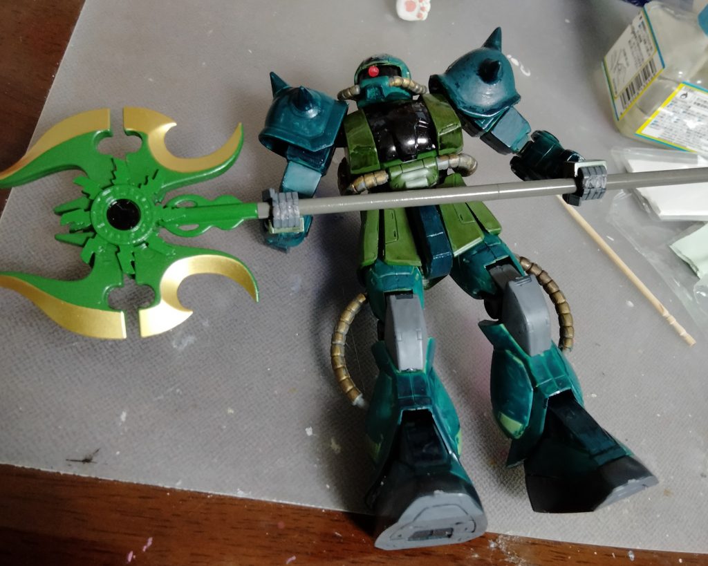 当初の予定では、このガチャガチャの巨大斧を装備させる筈が、重量に負けて倒れてしまうので断念(;・∀・)