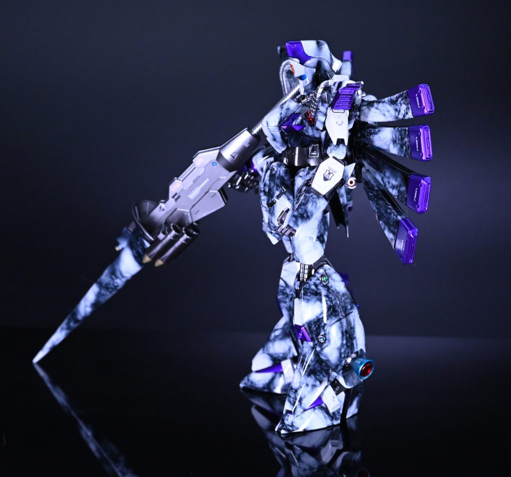 大理石塗装を生かしたいので光沢仕上げにしていますが思いのほかおもちゃ感は出にくい印象です