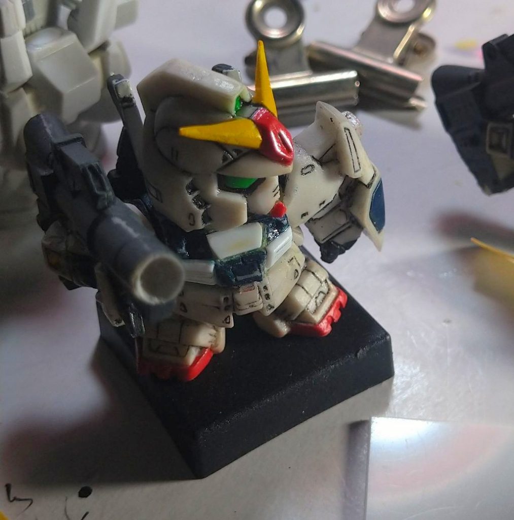 この角度が良い感じですね。気になる箇所をプラ板でリファイン砲芯も穴開けました。