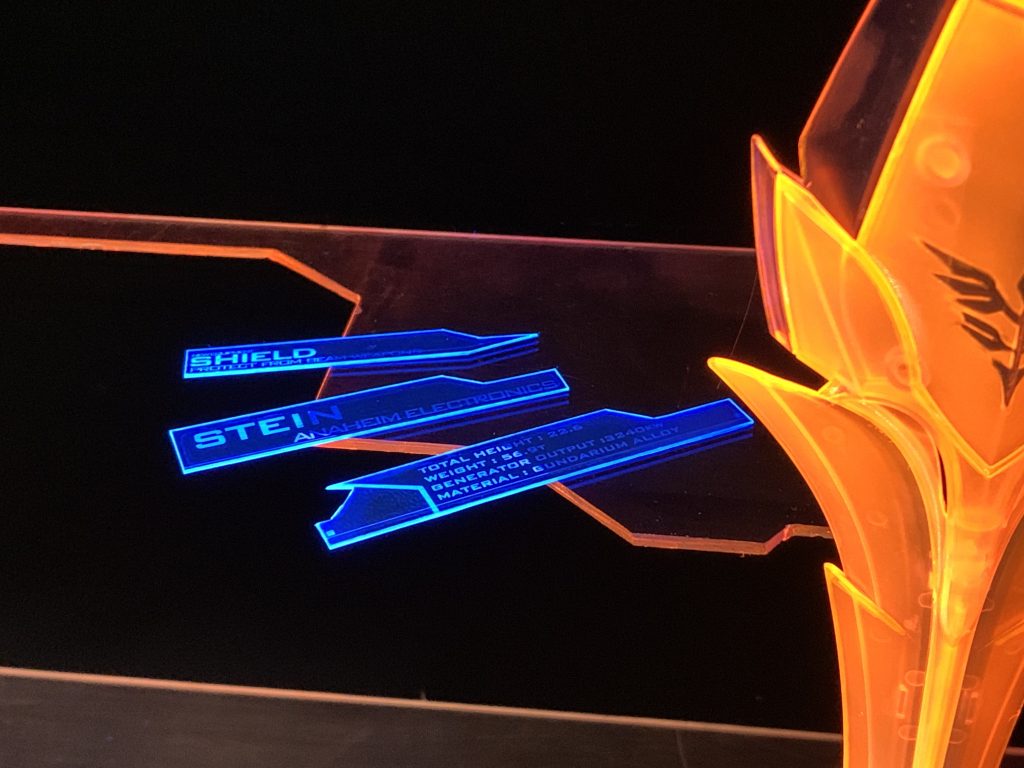 背景の文字エフェクトは、こんな感じで一つ一つ発光チェックして組み込んでいます。この写真めっちゃ好き。