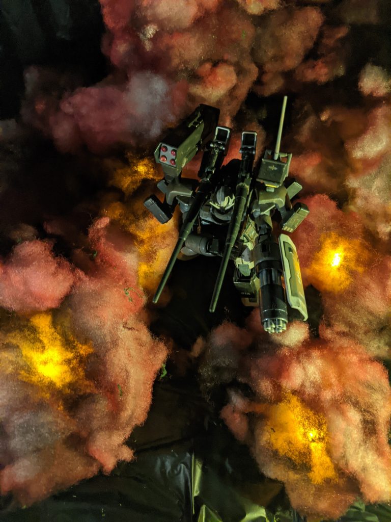 装甲を見ると間違いなく戦闘はしたようだが、戦闘不能になるほどの損傷はなく、同時にコックピットは開け放たれ、パイロットの死体などはない。敵前逃亡の可能性が高いが、真実を知るのは本人と物言わぬガンキャノンだけである。その後、すでに時代遅れになった機体をいまさらレストアする意味も薄かったため、とある町の戦争博物館に戦中の資料として寄贈され、博物館の目玉として来館者の目を楽しませている。ちなみにラストとは最後という意味と錆をかけたのを誰かが言い出して広まった名前である。今日もラストガンキャノンはその姿で戦争を語っている。最後まで見ていただいてありがとうございます。