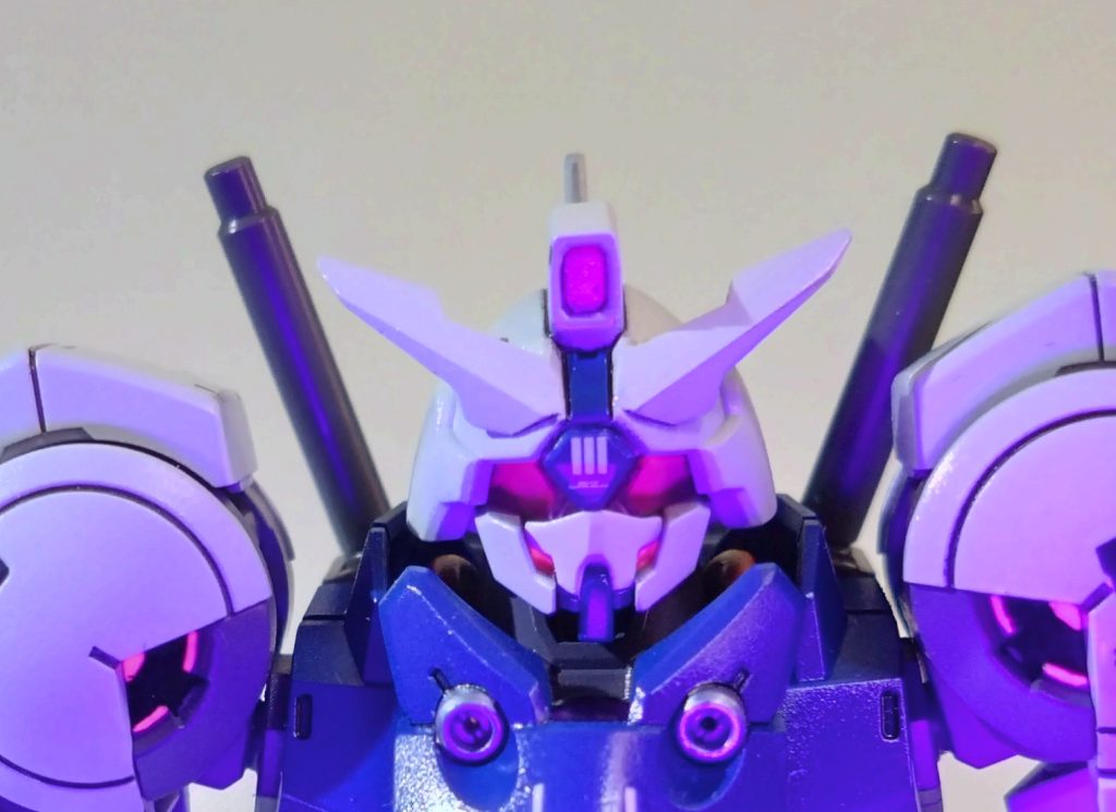 頭部には、対GUND‐ARM集団戦術用に特化した広域通信端末とノンキネティック兵装の共振装置を内蔵され、ガンビットの有機的な動きに対応する為に改良されている。