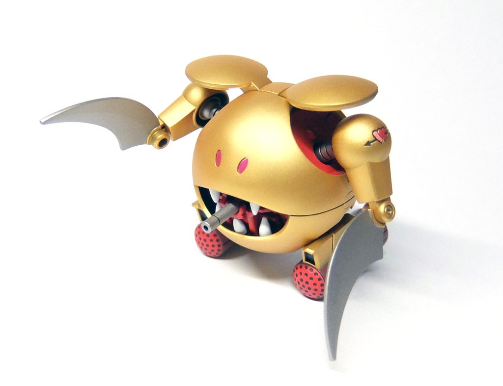 吊り目にしました。 →球形なんで意外とたいへん)口あけました。→切っただけ歯つけました。 →プラ棒けずっただけ。裏の取付スペースづくりが手間拡散メガ粒子砲つけました。 →何かのビームサーベルのどちんこ付けました。 →振動音波兵器!! 砲の上のスペースが気になったんで・・・