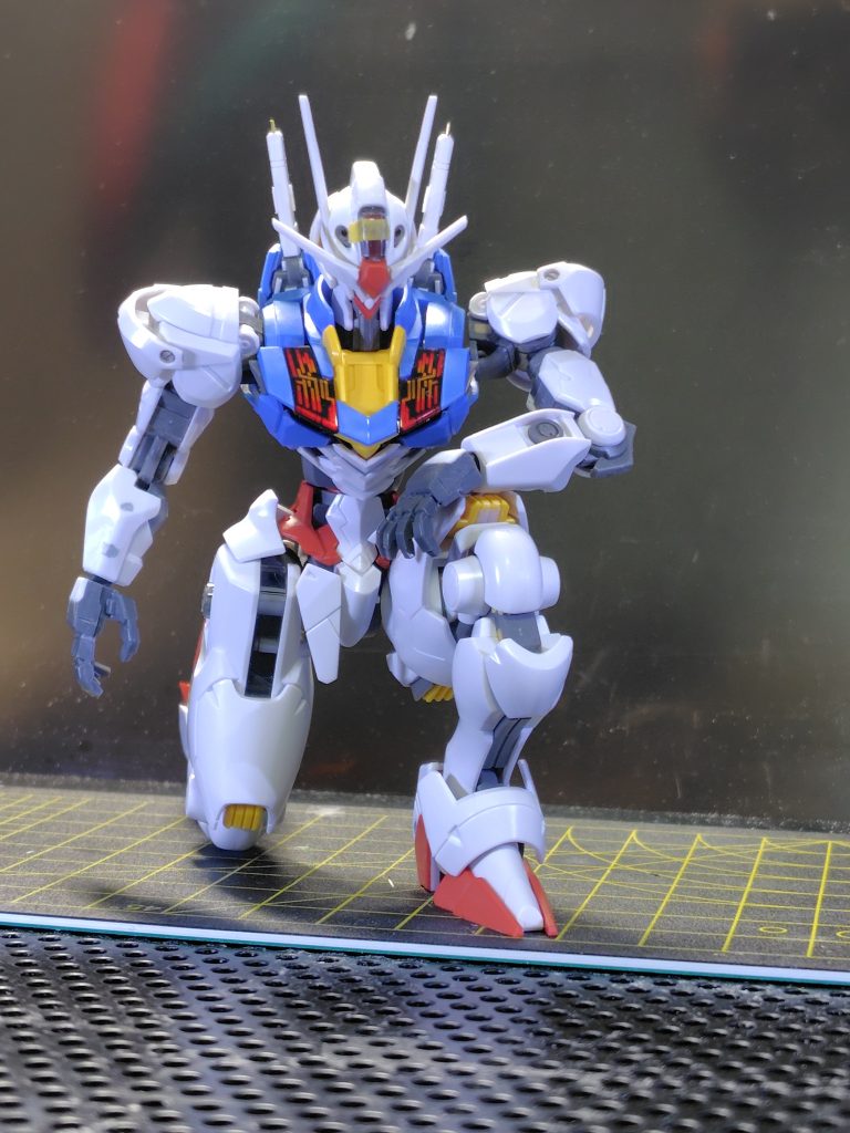 無改造でもイラストに近い立膝ができますが、よりイメージに近づけるために干渉部の調整、ヒザアーマーの位置変更など行っています。ビームサーベル周りだけややおもちゃっぽい感じだったので若干ディテールアップしています。