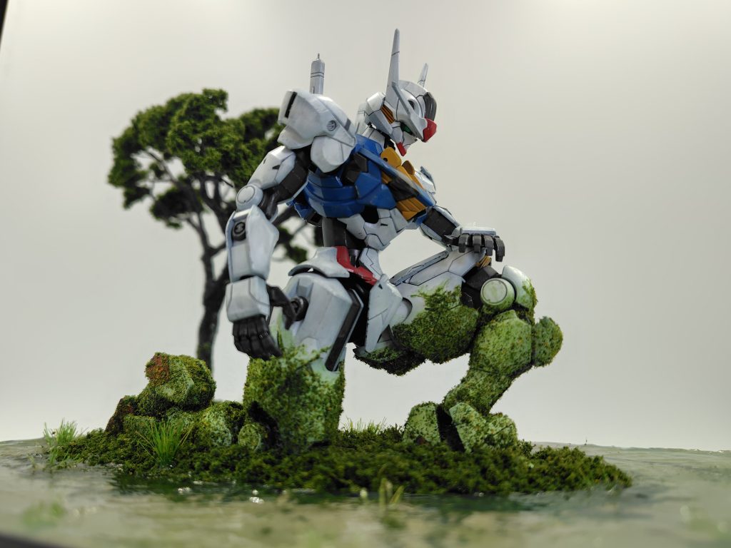 ティザーイラストの、あの片膝立ちポーズです。イラスト公開時、どんなガンダムが始まるんだろうとワクワクしたのを思い出します。