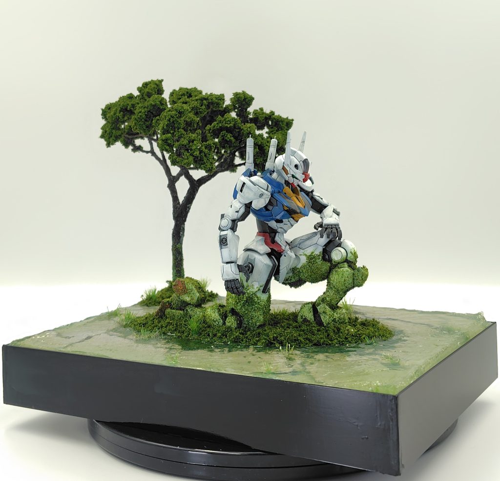 祝福MVのツタに覆われたエアリアルがポストアポカリプス感あって好きです。ただ、模型的には全身草まみれだと単調かなと思い、足元からツタに覆われ始めている場面としました。