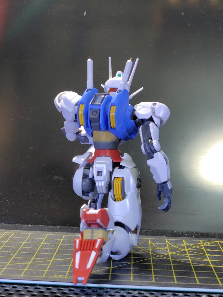 首・腹部の延長と肉抜き埋め、スジボリ彫り直しと主に頭部回りのシャープ化など行っています。手首はコトブキヤ製の平手がちょうどいい開き具合だったので、手甲の形状を微調整して採用しました。