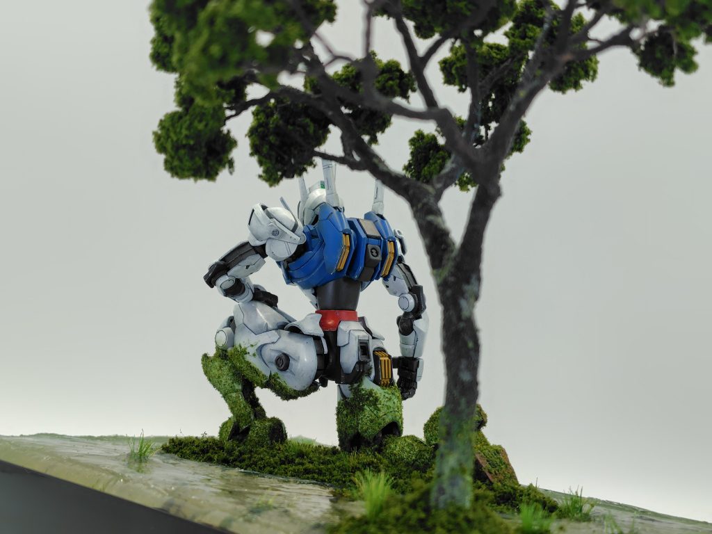 ジオラマ製作するなら木と水の表現をやりたかったので、木を1本立てるとともに水に覆われたシーンにしました。1/144ということを考えると結構な大木になっちゃったなｗ