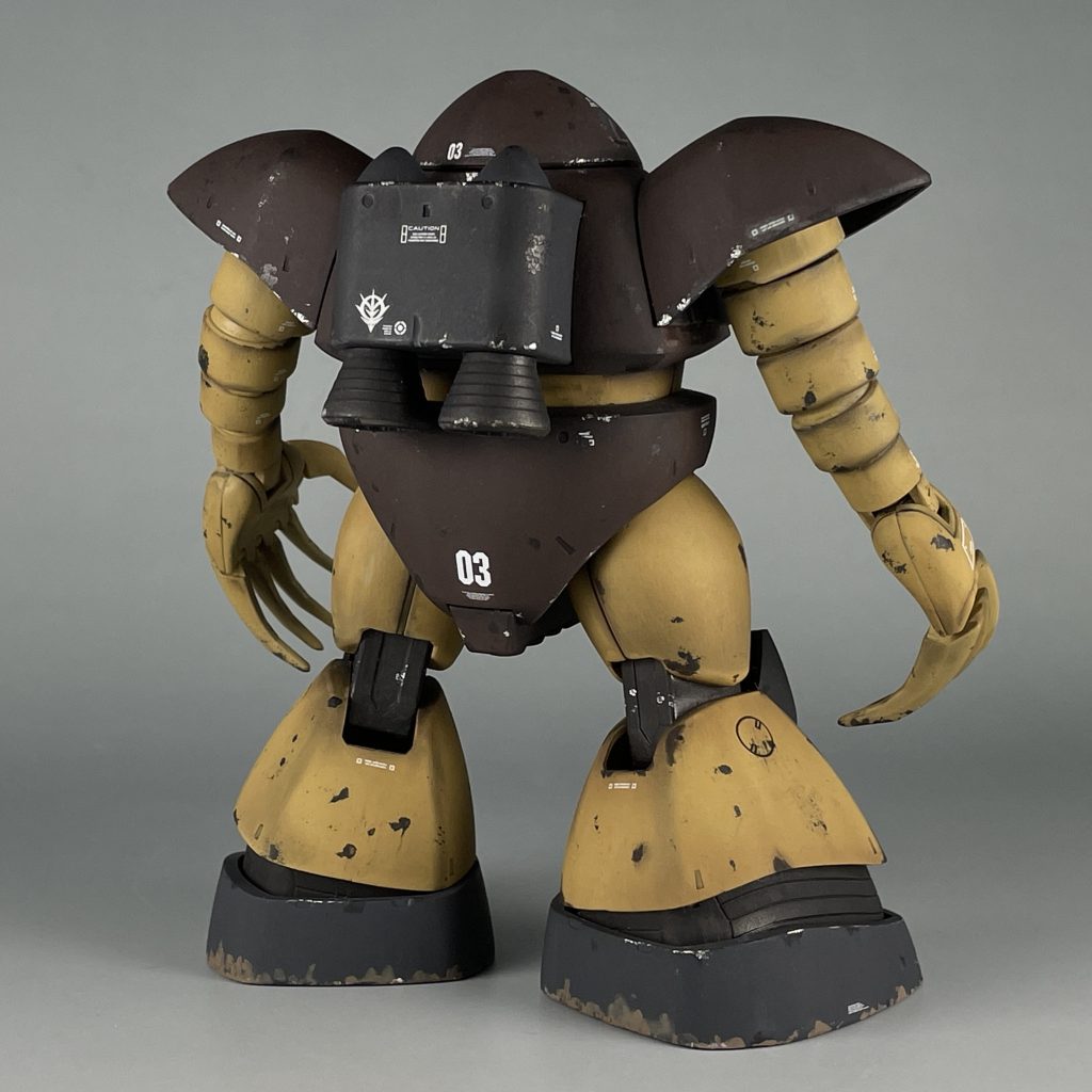 立ち姿。シンプルながらどっしりとした佇まいは、まさにゴッグそのもの。 塗装は筆塗りによる全塗装を施しています。あとはいつものスミ入れ、デカール貼り、ウェザリング、つや消しによるお手軽仕上げ。 【使用塗料】本体1:水性ホビーカラー サンディイエロー本体2:水性ホビーカラー  レッドブラウンバックパック、スリッパなど:水性ホビーカラー ファントムグレーバーニア、関節部:黒鉄色メガ粒子砲:シタデルカラー コラックスホワイト、メフィストンレッド