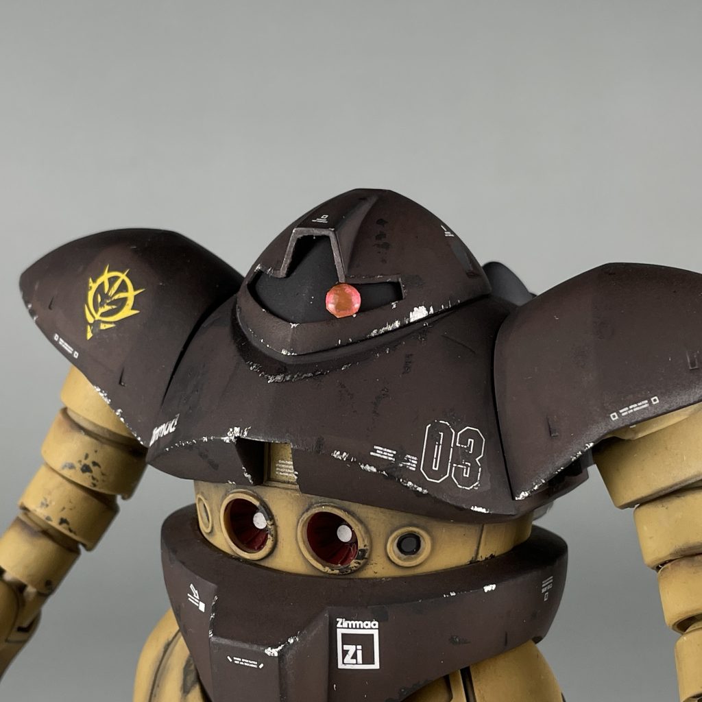 バストアップ。モノアイはシールを貼るだけの古いジオン系キットあるあるだったので、Hアイズに交換。さらにHアイズの裏に銀色のラピーテープ、マグネットセッター2を貼付け、ネオジム磁石をモノアイ基部に仕込み、可動させるようにしました。(Xに流れてきた動画を参考。)なお首はほぼ可動しません。