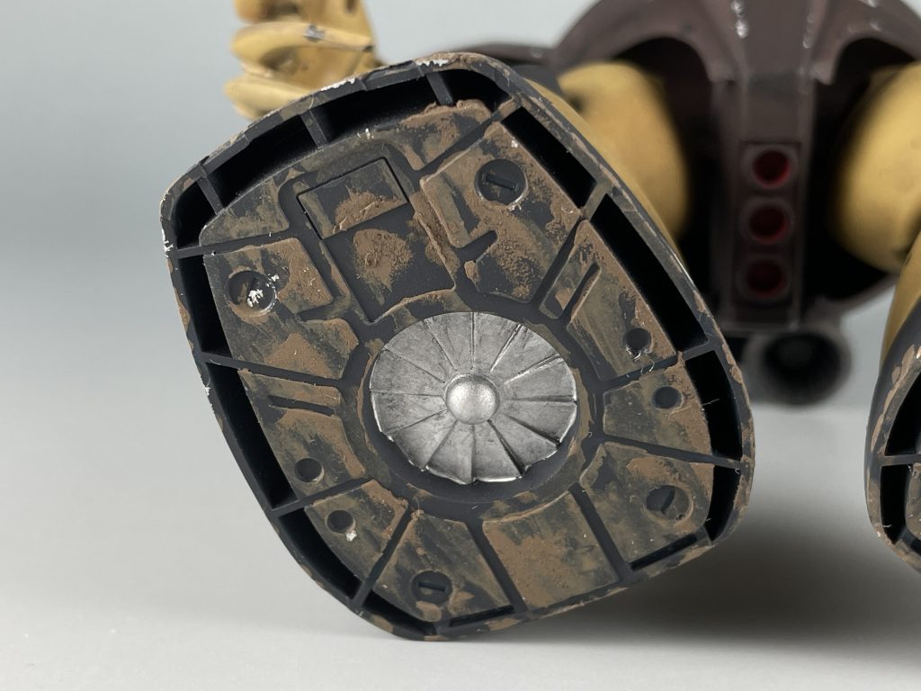 足の裏。スクリューは水性ホビーカラーのシルバーで塗装。あとはウェザリングスティックでそれっぽく汚しています。 以下、アクション