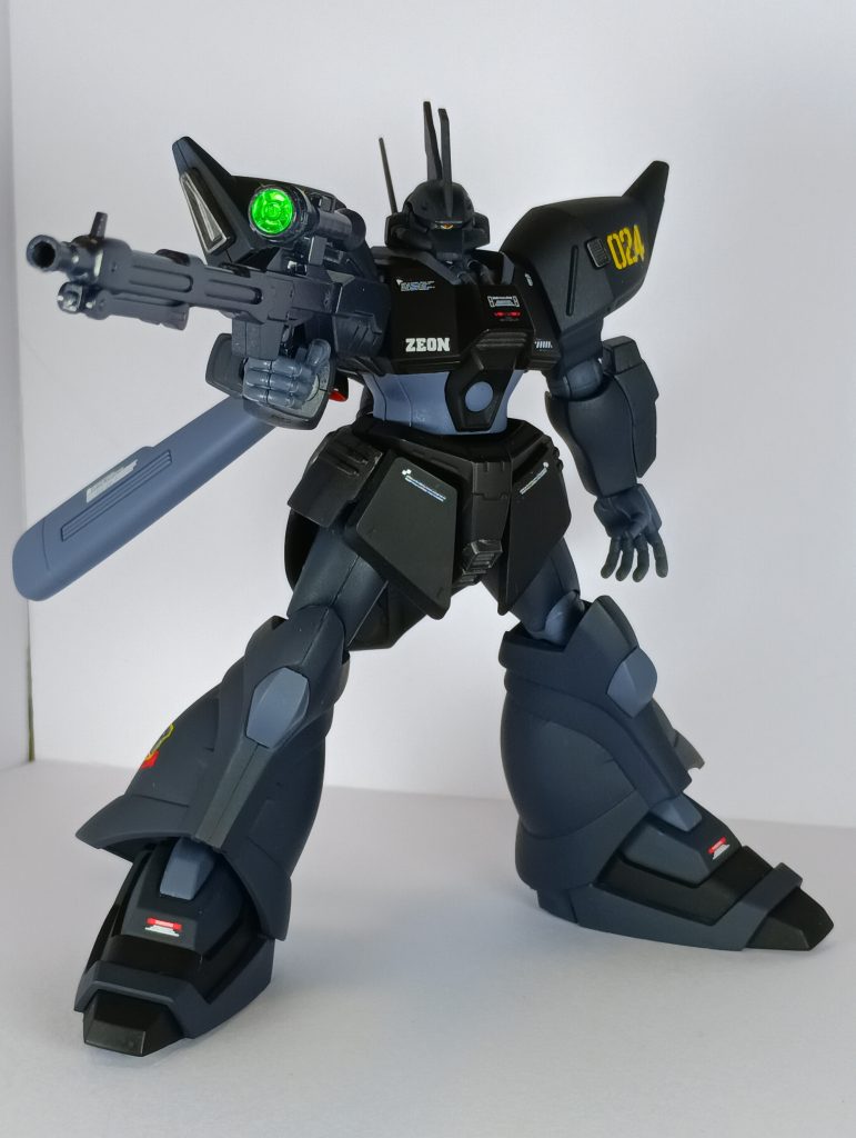 ゲルググイエーガーの頭部をプラ板とエポパテを使って前面側面共に延長しております。頭部以外のプロポーションはキットのままです。あと一部バーニアは市販のパーツに変えております。