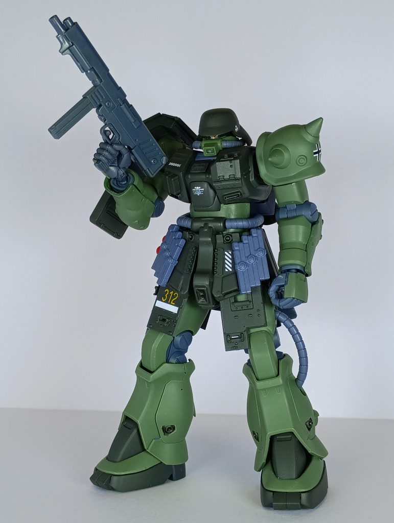 「ドイツ兵」のイメージで作成しました。プロポーションの主な改修点はフリッツヘルムを目深に被らせるよう変更、腕と足をF2型の物に変更、腰の延長の３点となります。