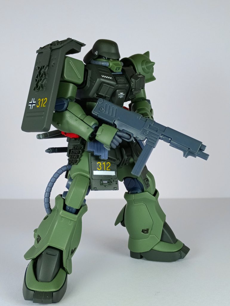 例によって戦車のパーツを各所に貼り付けています。デカールはあえてジオン系のものは避け、戦車に付属していたものを主に貼り付けています。