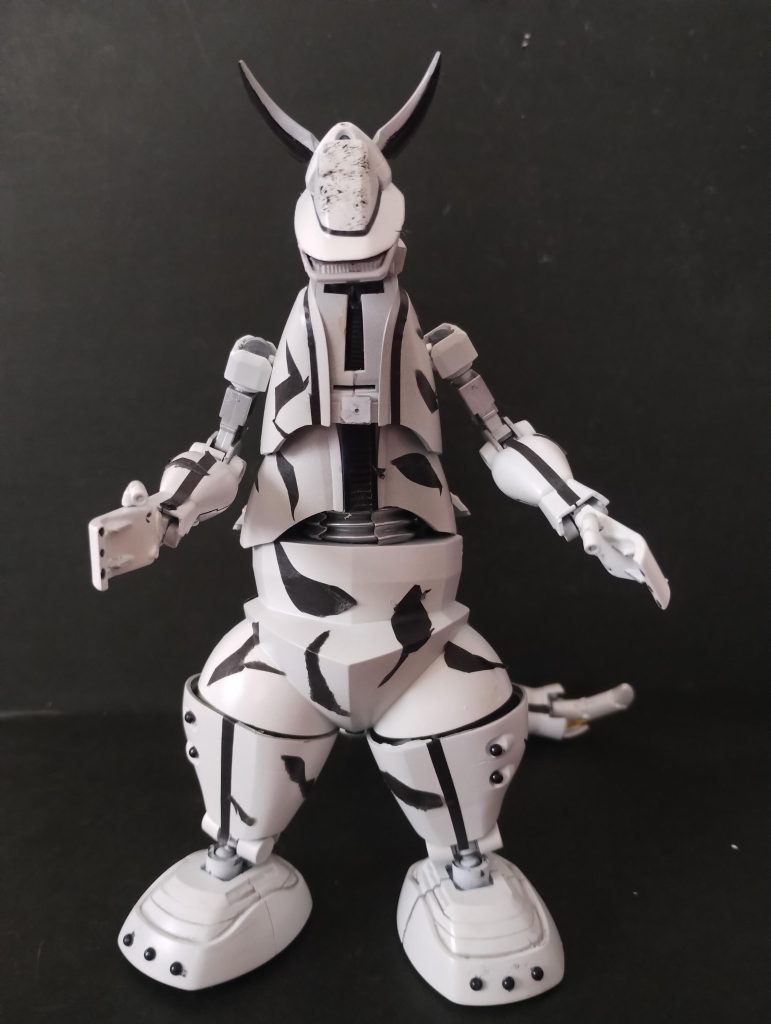 地球侵略を目指す外星人ビットが送り込んだ宇宙モビルスーツ、という空想でそれっぽくつくりました。余っていたの脚のパーツを多用しています。頭部:HGグフの足とズゴックの手アゴ:HGガンダムの足上半身:HGゲルググの脚腰:HGゾック脚:MSV飛行グフの脚足:HGゾック腕:HGガンダムの脚手:クリップを分解して使用*ゲルググの脚は左右の内側どうし・外側どうしを組み合わせて上下に重ねました。