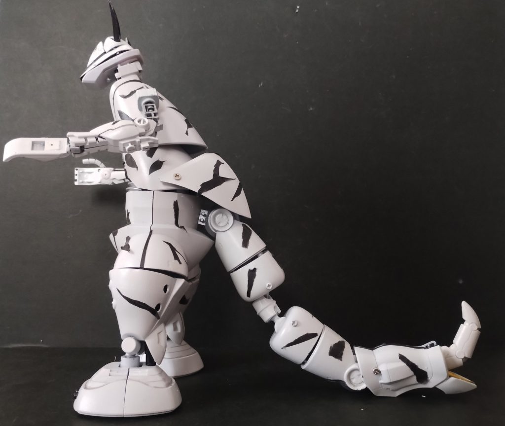 尻尾はゾックの腕と脚、グフの脚、ゾックの爪を使用しました。腰にゾックのクチバシ?を取り付けています。尻尾からは電気ショックを放つぞ!