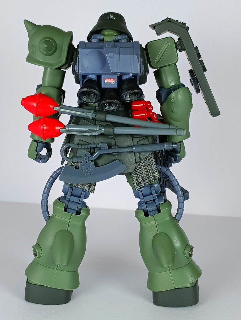 背部。バックパックと手甲の部分は旧キットの物を改修して取り付けています。