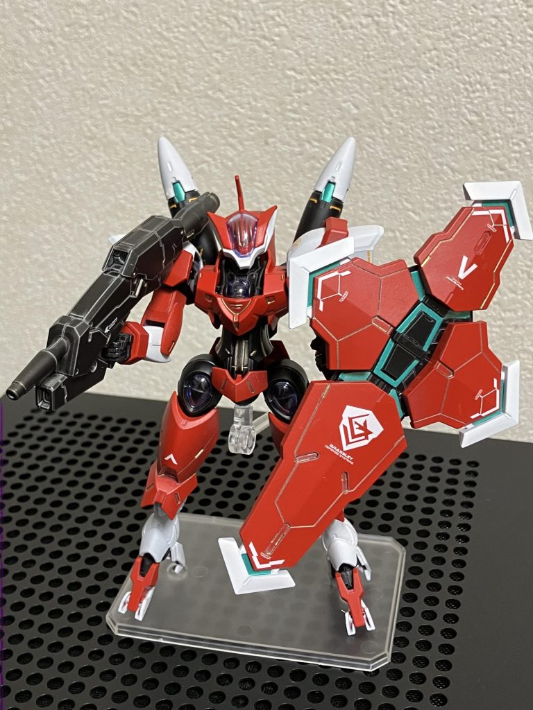 DSPIREのマーカーが最近お気に入りで特にメタリックカラーが使いやすくて重宝してます。墨入れに使ったグラファイト・ゴールドはエナメル塗料だから墨入れにもいけるやろ！の精神で試してみました。もっと派手になるかと思いましたが思いのほか控えめになったな？って印象です。次墨入れに使うことがあればもう少しモールドを深く掘ってみるかなー。 