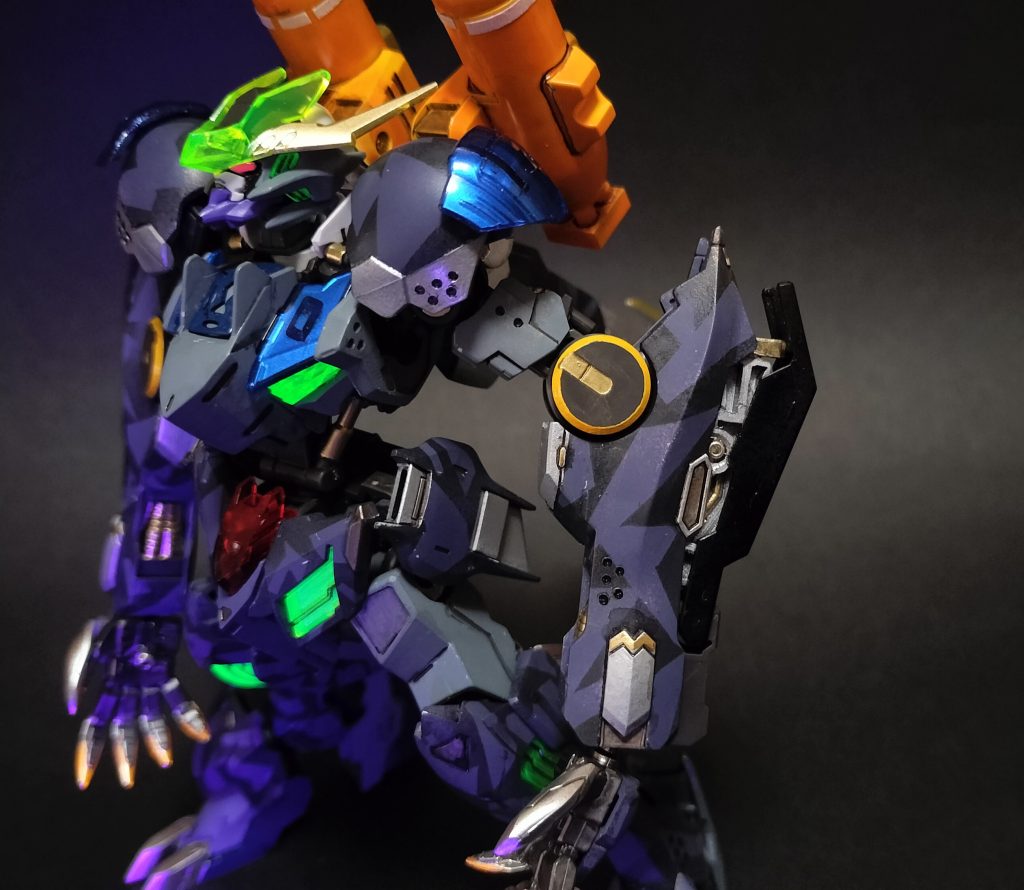 3.    地球上でのカラバとの戦いのため、グリプス戦役の最中にティターンズによって開発が進められていた機体で、ガンダム系のプラットフォームを用いつつ旧ジオンのMIP社の技術者によるノウハウを積極的に取り入れたことから、その外観はRXを冠するにはあまりにも異彩を放っていることが最大の特徴である。