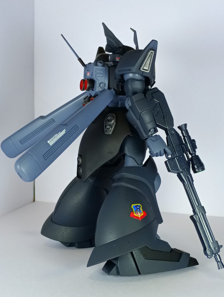 バックパックは元のキットが薄いと思ったので、プラ板にて延長。あとバーニアを元キットから配置を変えております。また、キマイラ隊に所属しているイメージなので、デカールをあれこれ貼り付けています。