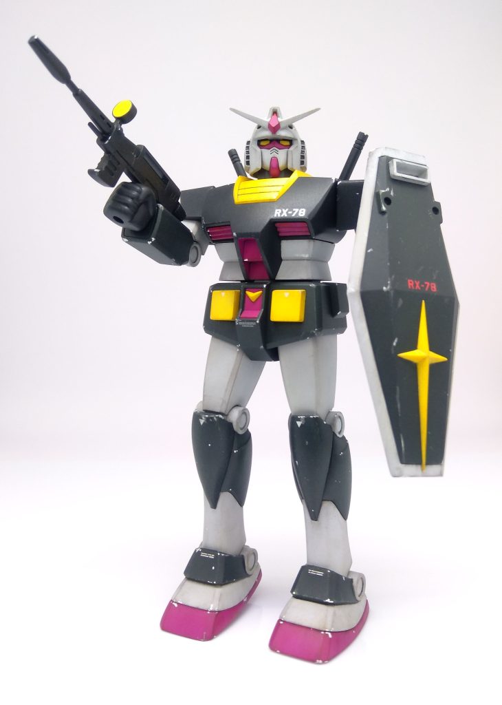 300円ガンダムに敬意を表してスタイルなど変更せず素組みです。ただライフルのバレル下の棒部分を削って別パーツに置き換えてます。ここの部分だけ旧キットより退化してるんですよね、安全基準あるから仕方ないかな。