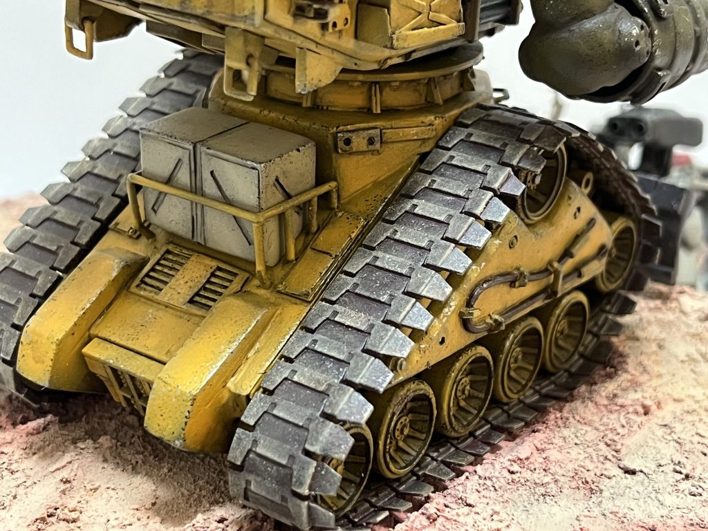 ベルゲガンタンクの特徴的後部シルエット。後方支援の重機感を損なわない様チッピングは控えめに。パイプフレームはプラ棒を切り貼りして組んでます。