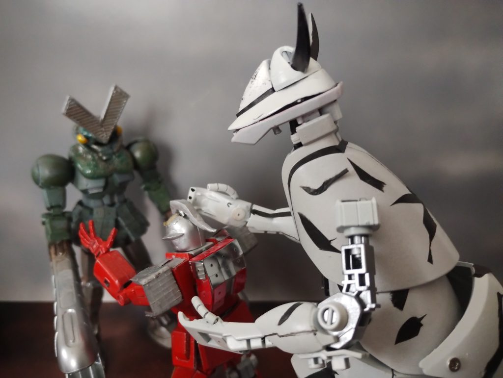 おぉっと、今度は後ろからセブンが襲われました。デンキオーです。