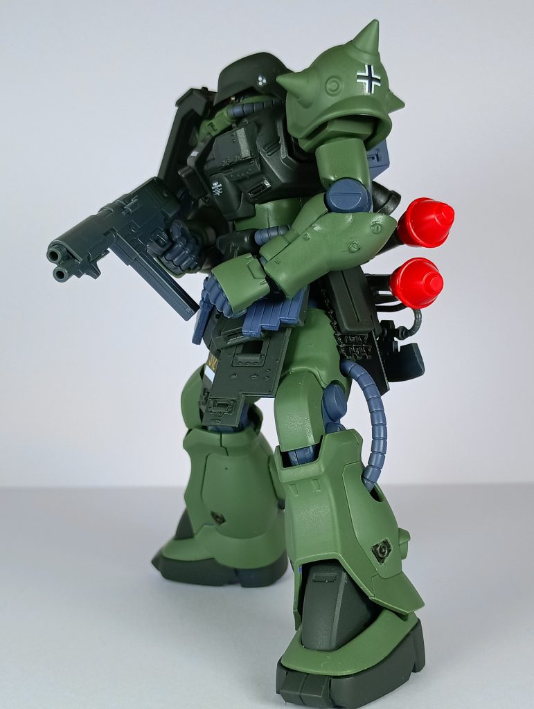 カラーリングは主にグレーグリーンとディープグリーンで塗っています。(カメラの補正がかかっているため鮮やかな色合いになっていますが、本来はもっと暗めです)