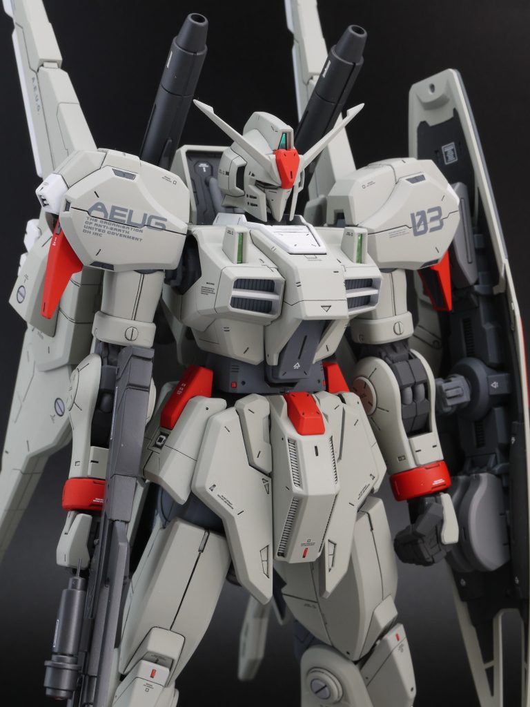 各部の改修ポイントです。・頭デッカチに見えるので裾周りを約1mmカット・マスクをシャープに削り、馬面に見えるので位置を奥・上に移動して固定・アンテナのインパクトが強いので、根元のモールドを埋めて外形を小さく・トサカを低く、前後に長く見えるように形状変更・首を約1mmカット・肩の外に広がる形状が好きではないため、下に1.2mm延長し、上部内側のブロックを形状変更。・肩を後ろに引けるように胴体関節周りをカット・ヒジが長くてバックパックと当たるので約3mmカット・握り拳の親指が出過ぎている＆埋まっているので、切り離して形状を修正した後に再接着（左拳のみ）