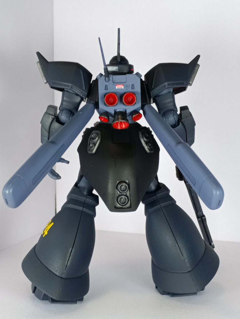 背部。色は黒のサーフェイサーとジャーマングレーがメインで、バックパック等はMSグレージオン系を使用しています。アンテナ部は折れやすいと感じたので、少しでも折れないようにするため、根元を2mmのスプリングに変えています。