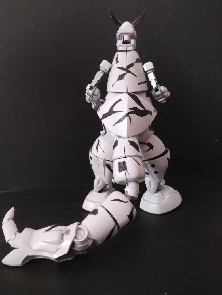 マスキングテープで黒の模様付けをしています。