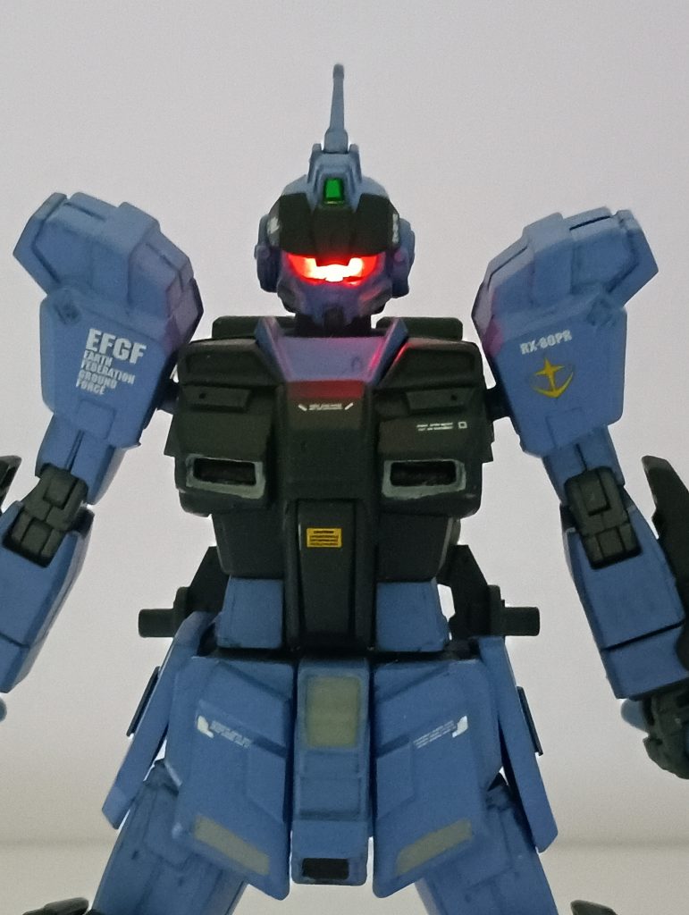 HADES発動。マグネットでON/OFF可能な電飾パーツをバックパックに仕込み実際に光らせています。赤いゴーグルパーツは付属されていなかったので100均のUVレジンを使って複製しました。