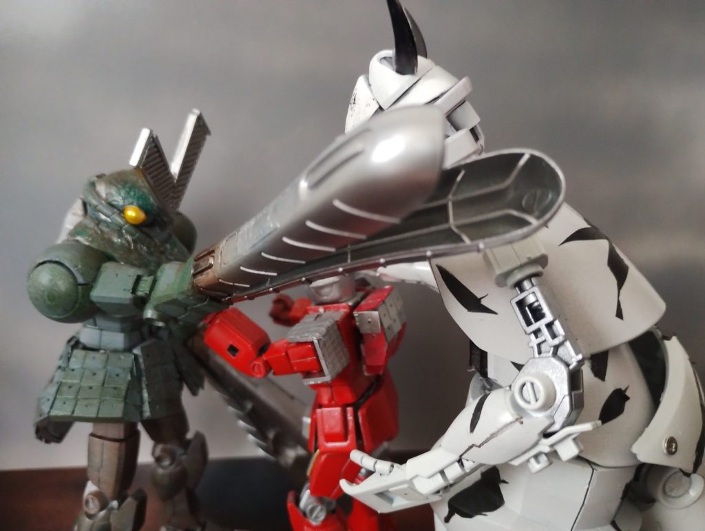 戦いの最中、手元がくるいシェルビーの攻撃がデンキオーの頭をぶん殴ってしまいました。