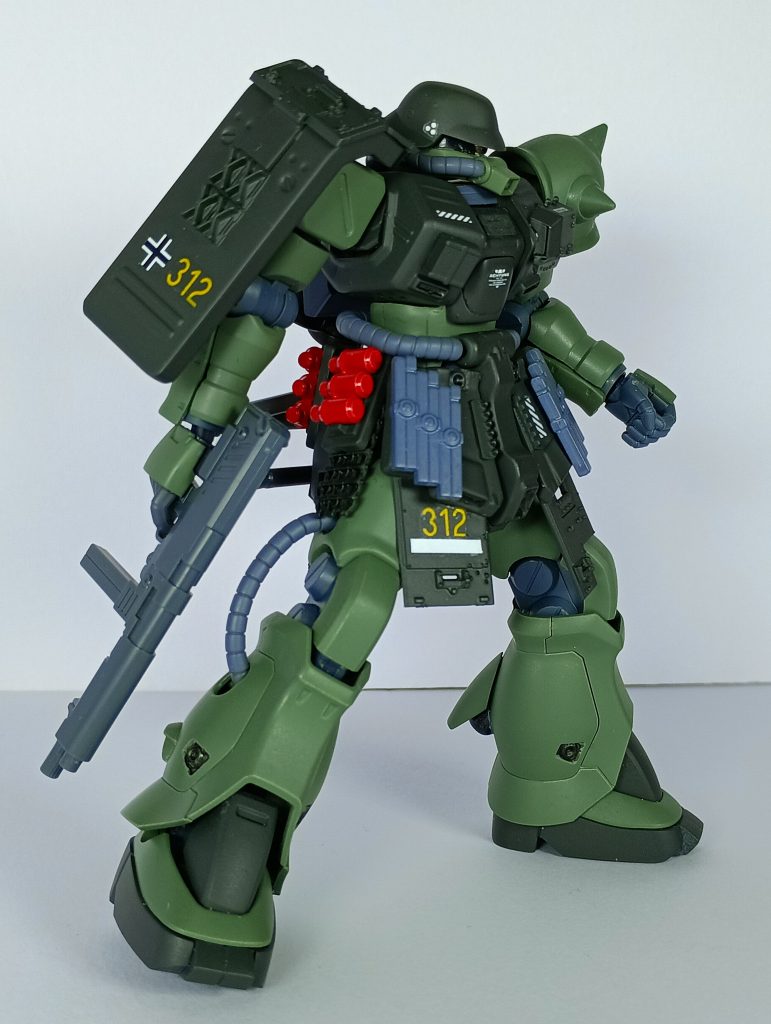 フリッツヘルムのブチ穴は市販のデカールで再現しています。（今後も重宝しそうですW）