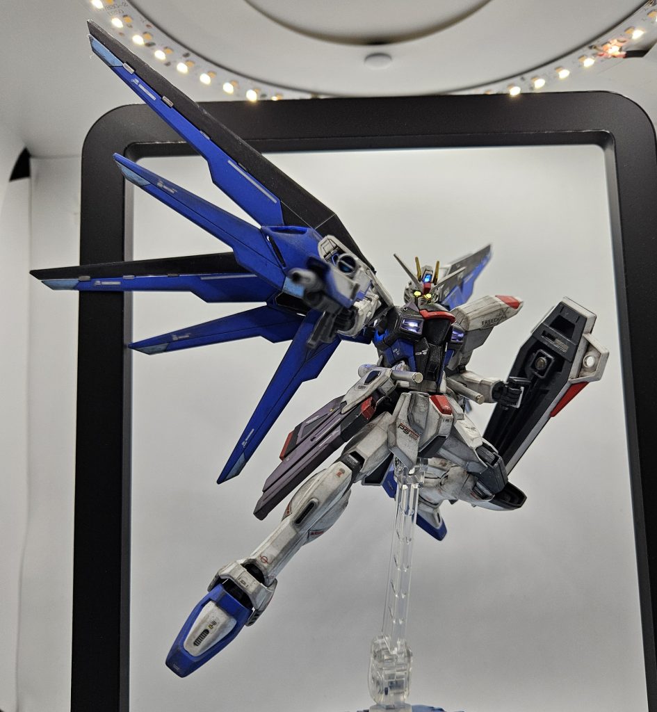 OPの「機動戦士ガンダムSEED」が出る瞬間のあのポーズデカールに至ってはフリーダムの所属問題ですまずフリーダムはザフト製のエターナル艦載機で元連合のコーディネーターのキラの手に渡ってからは元地球連合の脱走艦アークエンジェルと共にオーブへ亡命そして三艦同盟結成した後はエターナルの艦載機という本来の役割を果たす一度大破して2年後にオーブで修復され今度はアークエンジェルと共に連合についたオーブから姫を強奪という、オーブへ喧嘩を売る真似をしたでも一応カガリがついてるから一応オーブと言えなくもない……って結局お前はどこ所属よ?いろいろ考えた結果、勢力マークは一切貼らないことにしましたただアークエンジェルとは特に縁が深かった(特にDestiny編も含めれば)のでアークエンジェル所属艦載機を表すデカールだけ貼りました