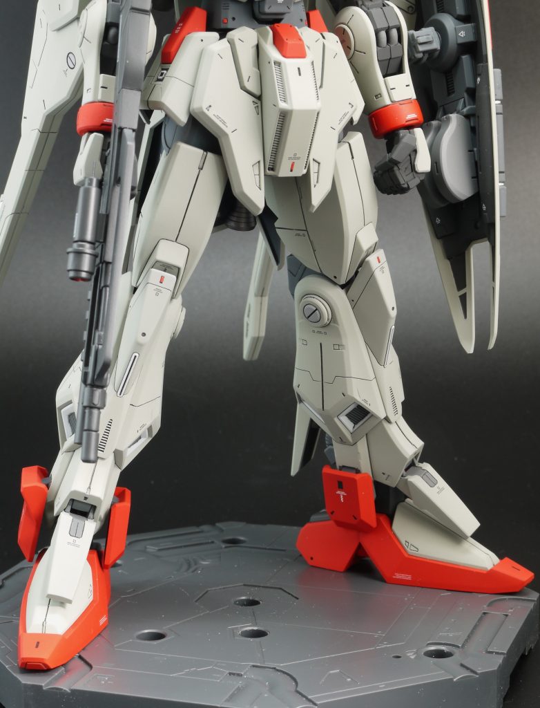 ・フロントスカートがペラペラなので1mm厚く・ふともも付根の干渉部をカットして、ハの字に開くように・ふともも正面の稜線を削って、出来るだけなだらかに・スネ正面ダクトの枠が何だか目立つのでカット・ふくらはぎが垂れ下がった印象なので、ダクト付近を削り込んで頂点を上に2〜3mm移動・ヒザ横の丸モールドをボリュームアップ　本当はふくらはぎを上下に詰めて、スネを延長しようと思ったのですが、加工が難しかったので諦めました。・外側のアンクルカバーとスリッパの間にスキマが開くのがイヤだったので、干渉部をカットして閉じるように可動範囲を拡大・足首正面カバーが細長いので、1.6mm幅増しして5mm弱カット・足首を水平方向に回転出来るように軸を追加　これによって、脚は2mm延長されています。