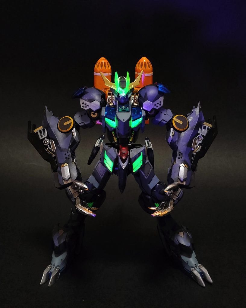 5.        もう一つ特筆すべきは、ニュータイプ用サイコマシンを目指して、強化人間が操縦できる準サイコミュ機能が操縦系に組み込まれていることだ。機体各所にサイコレシーバー(状況によって発光する)が組み込まれ、実際の大半の操縦は強化人間パイロットの思念の脳波で行われる。 サイコガンダムよりは大幅にシステムの小型化に成功しているが、それでも当時に標準的なMSよりかなり大きい。脳波コントロールで半径500m程度の範囲であれば、ドローンのように遠隔操作も可能となっている。