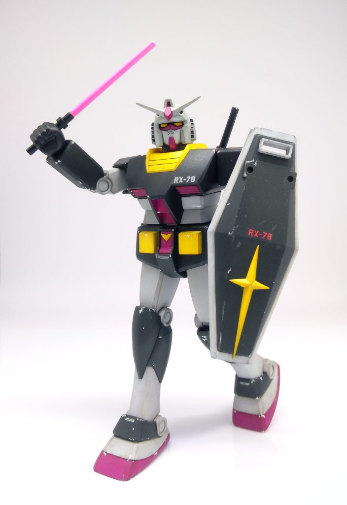 サーベル刃もHGなどから移植したかったけど無改造。蛍光ピンクに塗りました。