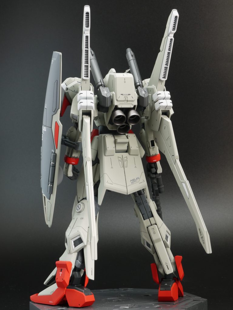 ・肩キャノン先端のファンネルのような形がイヤだったので、コトブキヤのパーツに置き換え・色々とぶつかるのでバックパックと胴体の取付部で3mm後ろにオフセット完成写真を見て、ヒジが不自然に曲がっているなと思っていましたが、バックパックとぶつかることが原因でした。今回、肩を後ろに引けるようにしましたが、これもぶつかるのをオフセットによって回避しています。