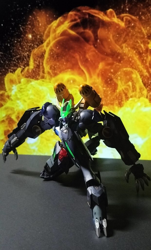 6.        操作方法は3種類用意あり、1)操縦桿を用いた通常操縦2)サイコミュによる脳波コントロール 3)必要な施術を施してあるパイロットの脳と有線接続しての“ビーストモード”だ。