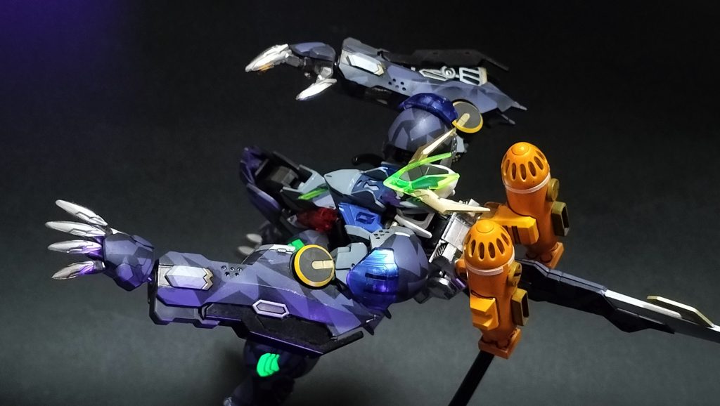 7.        ビーストモードでは機体の性能のリミッターを解除し、あらゆるラグを排してのパイロットの脳との直結操作を可能とする“ARAYASHIKI・SYSTEM”が稼働する。